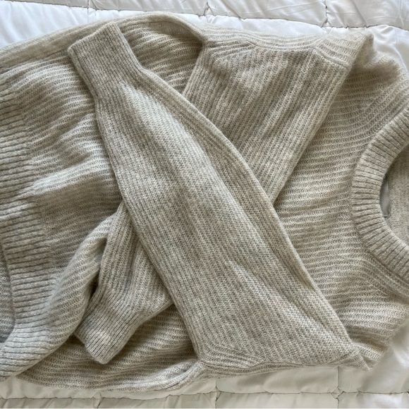 Everlane Women's Light Gray Alpaca Crew Neck Sweater - Picture 4 of 6